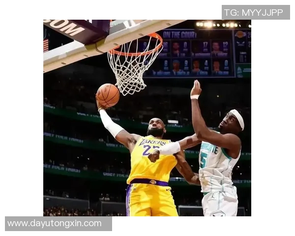 黄蜂与热火季后赛第三场激战回顾球员表现与战术分析 黄蜂与热火季后赛第三场激战回顾球员表现与战术分析